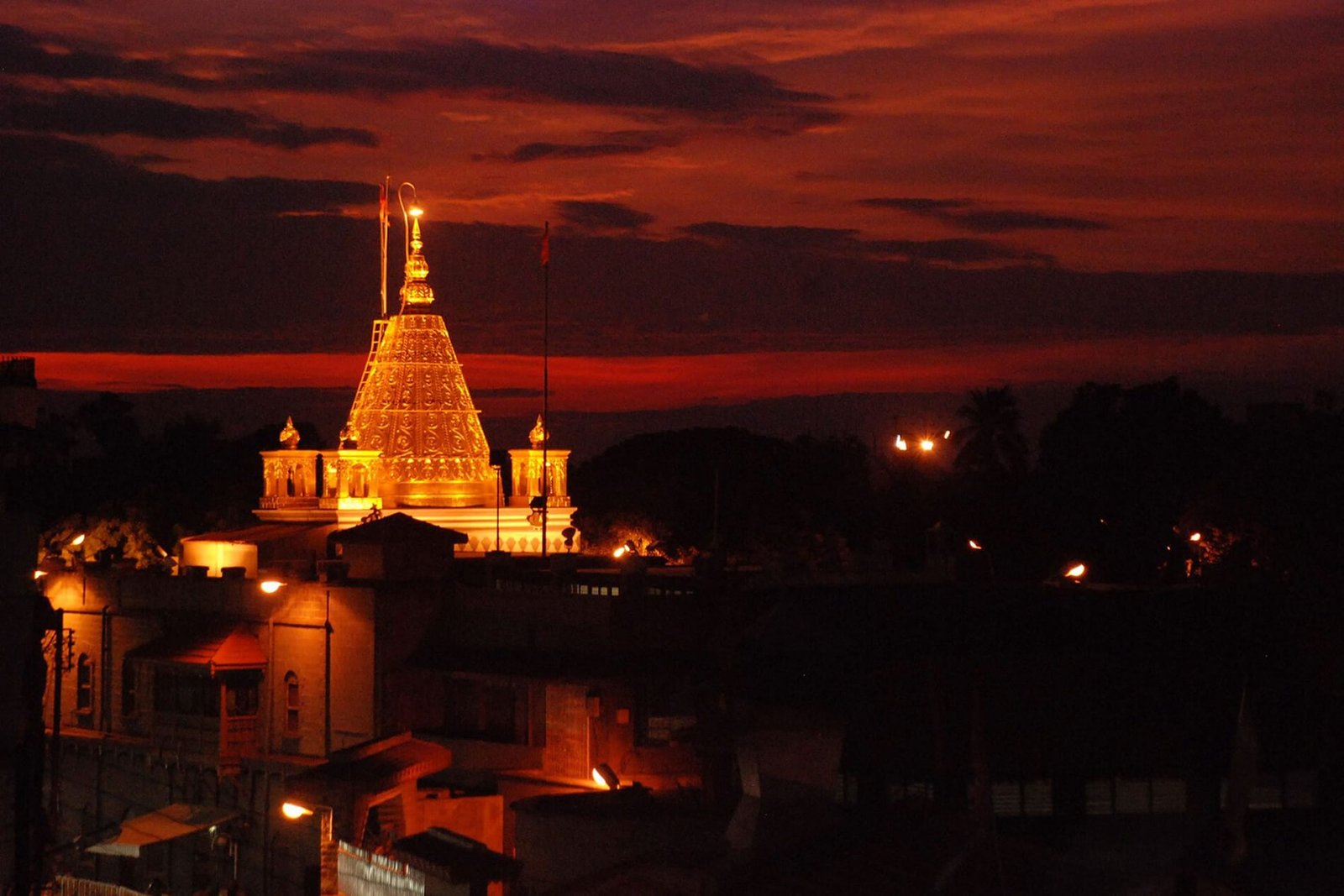 Luxuryus 17 Seater Urbania on rent Mumbai To Shirdi